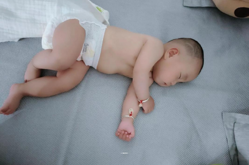 代怀包生男孩医院风油精宝宝可以用吗